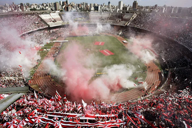 Monumental naj bi gostil odločilno tekmo južnoameriške lige prvakov med River Platom in Boco Juniors, toda tekmo so zaradi izgredov prestavili. Prizor je še iz časov, ko so lahko argentinske štadione obiskovali gostujoči navijači. FOTO: Reuters