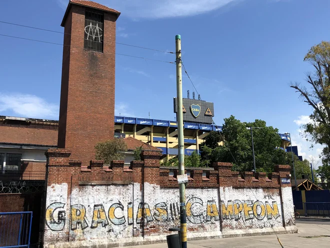 Tudi grafiti potrjujejo, čigavemu štadionu se približujete. FOTO: Aljaž Vrabec