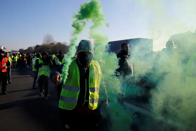 Zaradi povišanih cen bencina naj bi protestniki v rumenih telovnikih jutri preplavili ulice Pariza. FOTO: Reuters