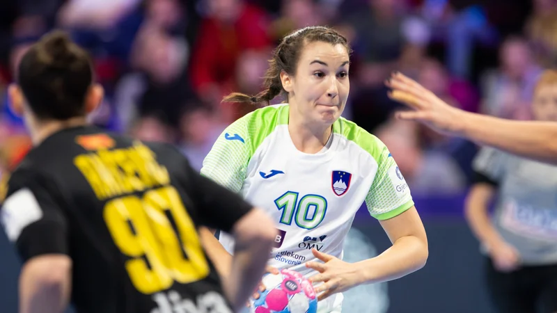 Fotografija: Tjaša Stanko je dosegla 100. gol za Slovenijo. FOTO: Jure Eržen