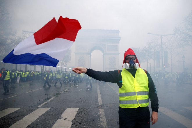 Množica ljudi, oblečenih v rumene brezrokavnike, znova protestira na francoskih ulicah. FOTO: Stephane Mahe/Reuters