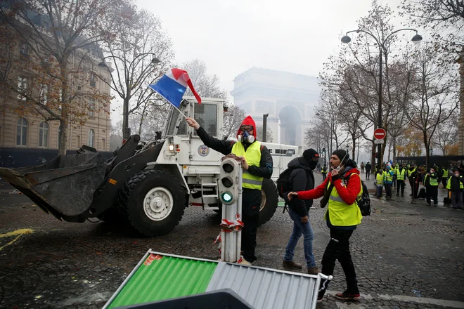 Množica ljudi, oblečenih v rumene brezrokavnike, znova protestira na francoskih ulicah. FOTO: Stephane Mahe/Reuters