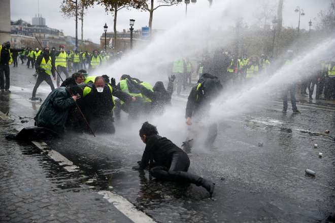 Policija je morala uporabiti tudi vodne topove. FOTO: Stephane Mahe/Reuters