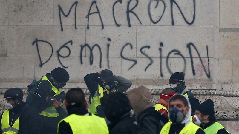 Fotografija: Pozivi predsedniku Emmanuelu Macronu, naj odstopi. Foto Reuters