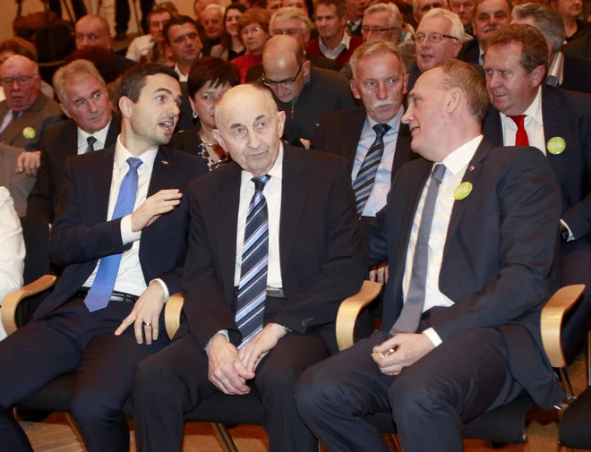 Besed prvega predsednika Slovenske kmečke zveze Ivana Omana (v sredini) »Zmagali bomo, ko bomo ponovno vir upanja«, ki jih je izrekel pred osamosvojitvijo, se je na slavnostni akademiji spomnil Matej Tonin (levo). Desno je dr. Janez Podobnik, ki je bil dolga leta viden politik SLS. FOTO: Roman Šipić/Delo