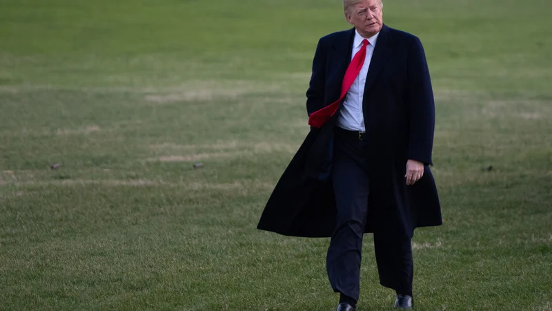 Fotografija: Donald Trump je čedalje bolj osamljen na vrhu ameriške oblasti in po mnenju kritikov zaradi tega vse bolj nepredvidljiv. FOTO: AFP