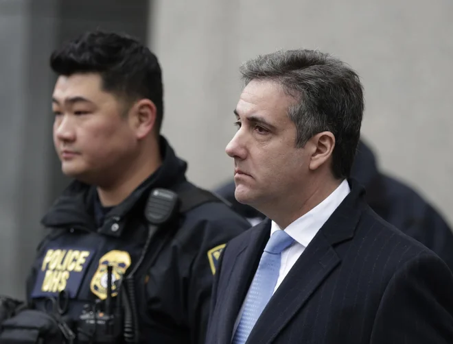 Sodnik William H. Pauley je&nbsp;Cohenu na sodišču na Manhattnu za plačila, ki so kršila pravila ameriških predvolilnih kampanj, odredil tri leta zapora, za laganje kongresu pa še dva meseca. FOTO: Julio Cortez/AP