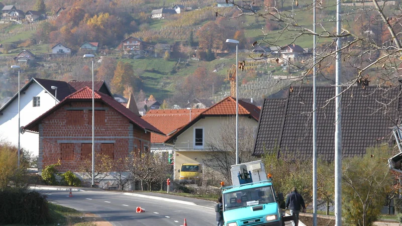 Fotografija: Pravila osvetljevanja bo treba prilagoditi in pozeleniti. FOTO: Arhiv Dela