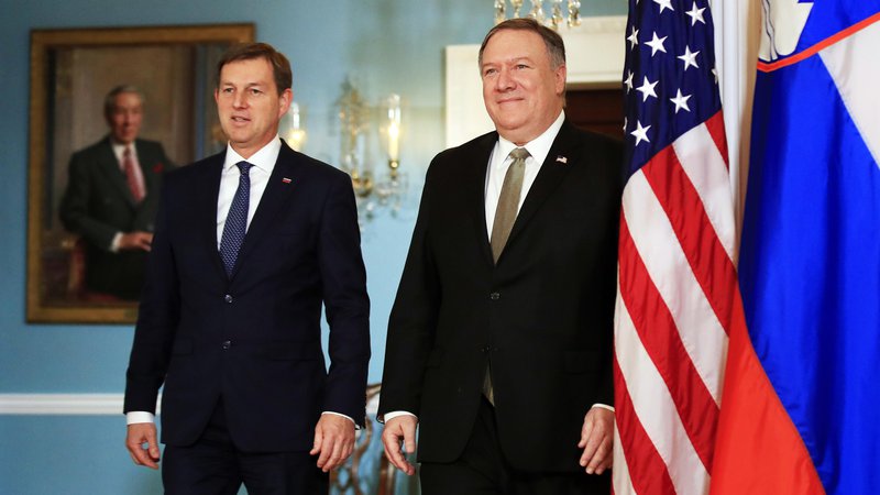 Fotografija: Z novim zunanjim ministrom Mirom Cerarjem naj bi se preobrnila tudi slovenska politika do ZDA. FOTO: AP