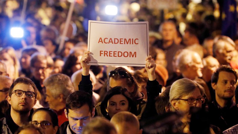 Fotografija: Protestniki pred univerzo Georgea Sorosa proti izgonu univerze iz države. FOTO: Reuters