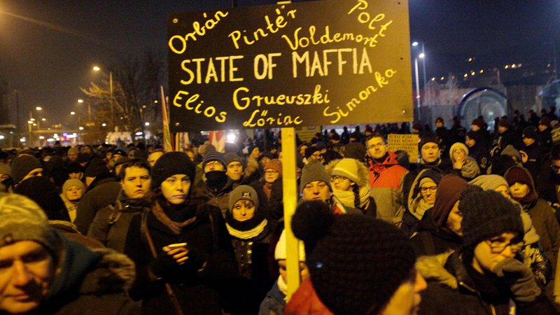 Fotografija: V svoji peticiji so poslanci podprli protestnike, ki zahtevajo umik nove delovne zakonodaje: ta je v sredo sprožila največje proteste na Madžarskem v zadnjem desetletju. FOTO: Peter Kohalmi/AFP