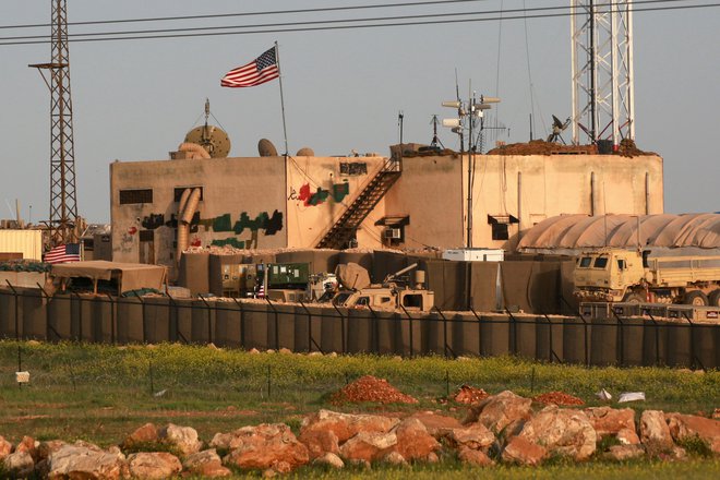 Ameriška baza, ki se nahaja med mestom Aleppe in Manbij. FOTO: Delil Souleiman/Afp