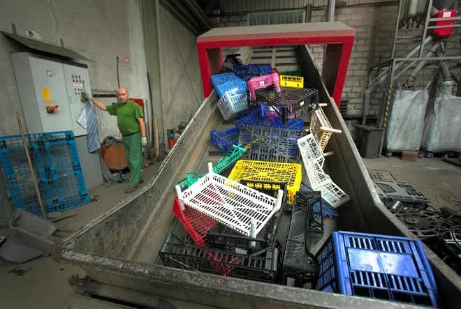 Gorenje Surovina poleg odpadkov predeluje tudi elektronske komponente. Foto Jože Suhadolnik