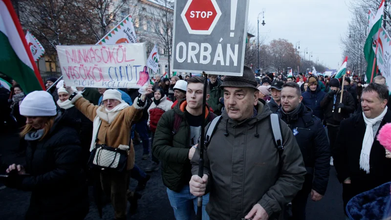Fotografija: Povod za zadnji val protestov je bilo sprejetje nove delovne zakonodaje, nezadovoljstvo demonstrantov pa je veliko globlje. Foto: Peter Kohalmi/Afp