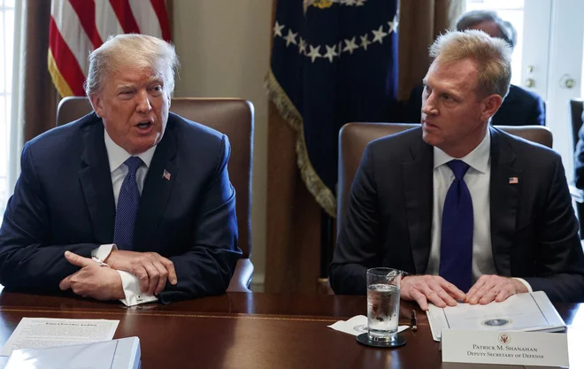 Patrick Shanahan (desno) in Donald Trump. FOTO: Evan Vucci Ap