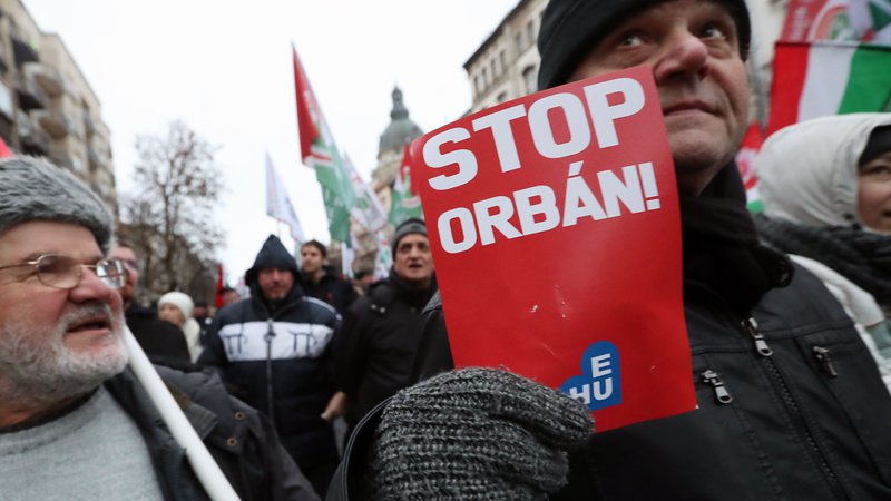 Fotografija: »Odstopite, odstopite!« je v soboto v središču Budimpešte madžarske oblasti pozivalo na tisoče protestnikov. Foto: AFP