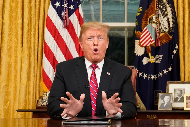 Donald Trump je v predsedniškem nagovoru dejal, da &raquo;naraščajoča kriza na meji&laquo; ogroža na milijone Američanov. FOTO AFP