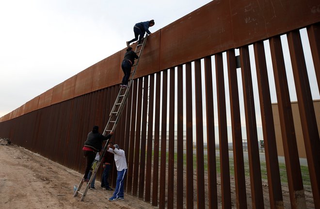 Ker sedanja mejna ograja Amerike menda ne varuje dovolj, je treba zgraditi novo, višjo, močnejšo in seveda lepšo. FOTO: Reuters