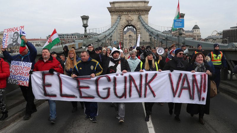 Fotografija: »Dovolj imamo!« je sporočilo, ki ga protestniki z ulic pošiljajo Viktorju Orbanu in stranki Fidesz. FOTO: Ferenc Isza/AFP
