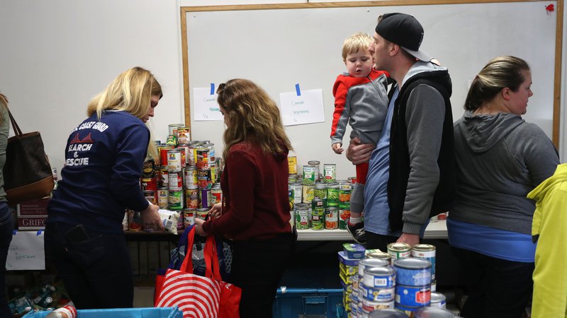 Fotografija: Družine uslužbencev obalne straže v Kaliforniji dobivajo pakete hrane, ker so že peti teden brez plače. FOTO AFP