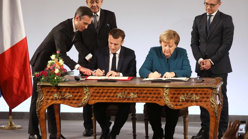 Fotografija: Pogodba, ki sta jo podpisala Angela Merkel in Emmanuel Macron, predvideva »evropska območja« na meji med državama, kjer naj bi vsakdanje življenje potekalo čim bolj dvojezično in nebirokratsko na vseh področjih. Foto AFP