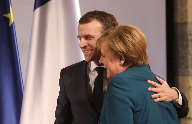 Kanclerka Merklova in predsednik Macron za tesnejše povezovanje. Foto: Ludovic Marin/Afp