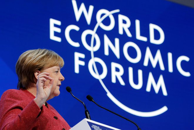 Angela Merkel je v svojem nastopu povedala, da ves svet teče naprej zelo hitro, zato bo Evropa potrebovala mehanizme, da bodo lahko nekatere članice (predvsem Nemčija in Francija) tekle hitreje, in ne čakale počasnejših. FOTO: Arnd Wiegmann Reuters