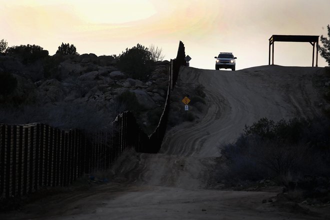 Zdaj policisti nadzorujejo mejo med ZDA in Mehiko. FOTO: AFP