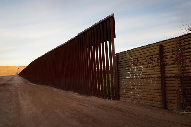 Bo Trump našel denar za gradnjo zidu na meji? FOTO: AFP