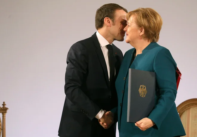 Pogodba, ki sta jo podpisala Angela Merkel in Emmanuel Macron, predvideva »evropska območja« na meji med državama, kjer naj bi vsakdanje življenje potekalo čim bolj dvojezično in nebirokratsko na vseh področjih. Foto: Ludovic Marin/Afp