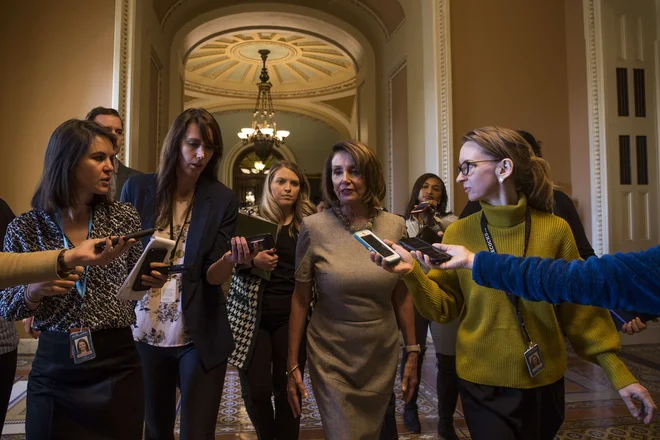 Prva poslanska demokratov Nancy Pelosi je predsednika ZDA ugnala v kozji rog. FOTO: AFP