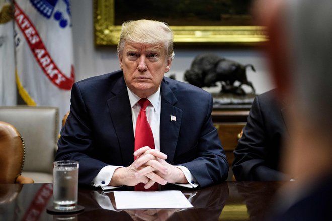 Predsednik Trump je izjemno slabo ocenil razmere in povzročil razkol na desnici. FOTO: Brendan Smialowski / AFP