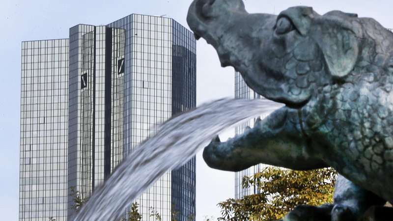 Fotografija: FILE - In this Oct. 11, 2016 file photo, water spills out of a small dragon sculpture on a fountain with the headquarters of the Deutsche Bank in background in Frankfurt, Germany, Deutsche Bank says it is planning a capital increase to raise 8 billion euros (US $8.45 billion). The German lender said in a statement Sunday March 5, 2017 that the capital increase will come through the issuance of up to 687.5 million new shares (AP Photo/Michael Probst,file) Foto Michael Probst Ap