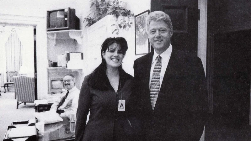 Fotografija: Bill Clinton in pripravnica Monika Lewinsky, preden je njun nespodobni odnos zamajal Belo hišo. FOTO: Reuters