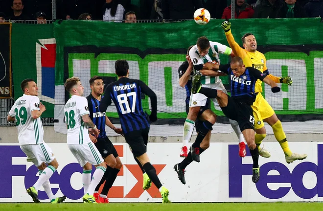 Samir Handanović je bil med najbolje ocenjenimi akterji tekme evropske lige na Dunaju. Naslednji Interjev tekmec bo jutri Sampdoria. FOTO: Reuters