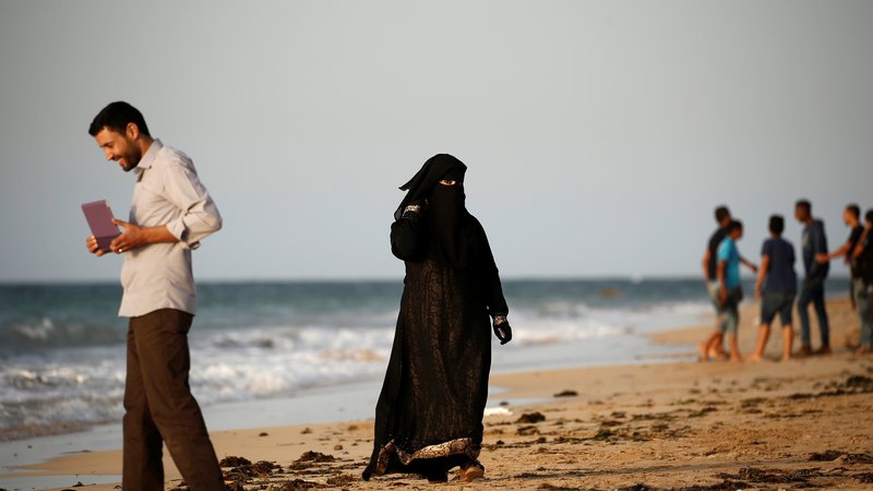 Fotografija: Družbene prakse islama v arabskih državah kažejo, da je, kar zadeva spolnost, telo in svobodo žensk, blokad ogromno. FOTO: Zohra Bensemra/Reuters