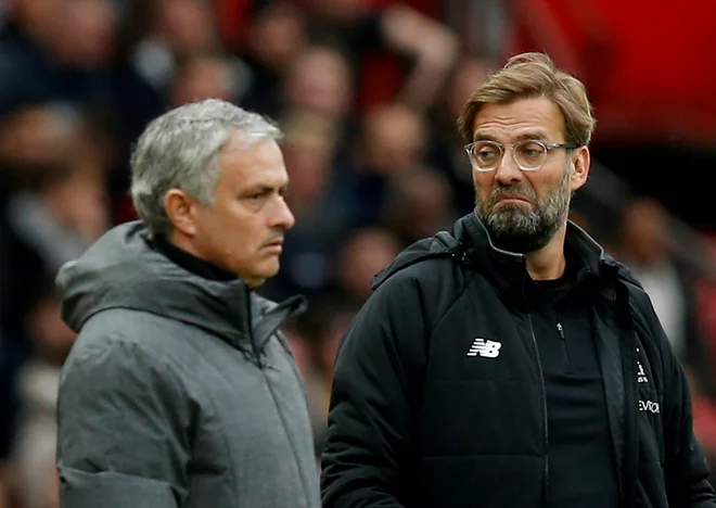 Jürgen Klopp (desno) je decembra premagal rdeče vrage, posledično je zapustil United trener Jose Mourinho (levo). FOTO: Reuters