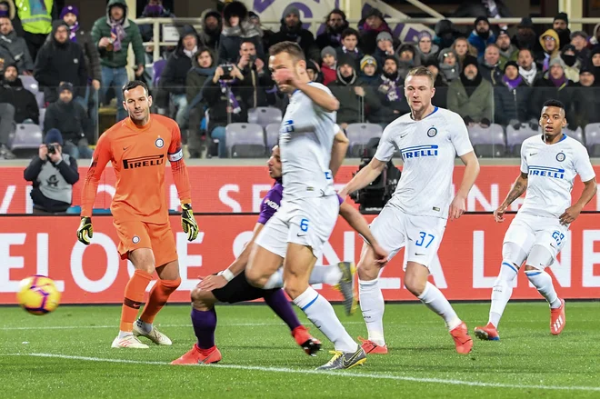 Branilec Stefan de Vrij je takole matiral svojega vratarja Samirja Handanovića. FOTO: AFP