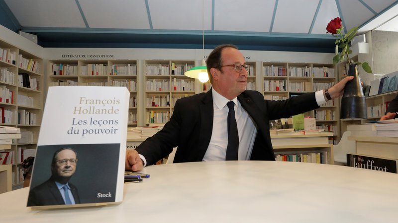 Fotografija: François Hollande med lansko predstavitvijo knjige Les leçons du pouvoir (Lekcije moči). Foto: Reuters