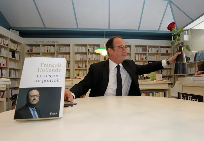 François Hollande med lansko predstavitvijo knjige Les leçons du pouvoir (Lekcije moči). Foto: Reuters