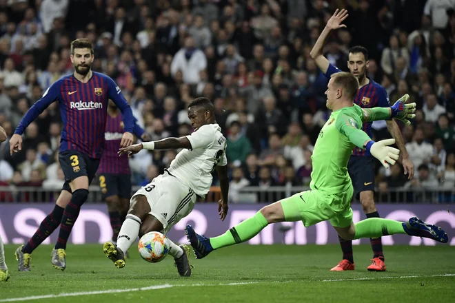 Real veliki up iz Braziliji Vinicius Junior je v clasicu preigraval tekmece iz Katalonije, a na koncu vselej izgubil dvoboje z vratarjem Marc-Andre Ter Stegenom. FOTO: AFP.