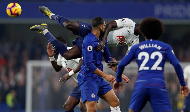 Po londonskem derbiju je zmagovalec Chelsea ostal v enakovrednem boju za uvrstitev v ligo prvakov, poraženi Tottenham pa bržkone izgubil možnost, da bi v boju za prvaka ogrozil vodilni Liverpool in drugega Manchester City. FOTO: AFP.