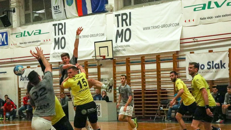 Fotografija: Napeta tekm z malo goli v Trebnjem je pripadla gostom iz Velenja. FOTO: Dominik Pekeč/Trimo