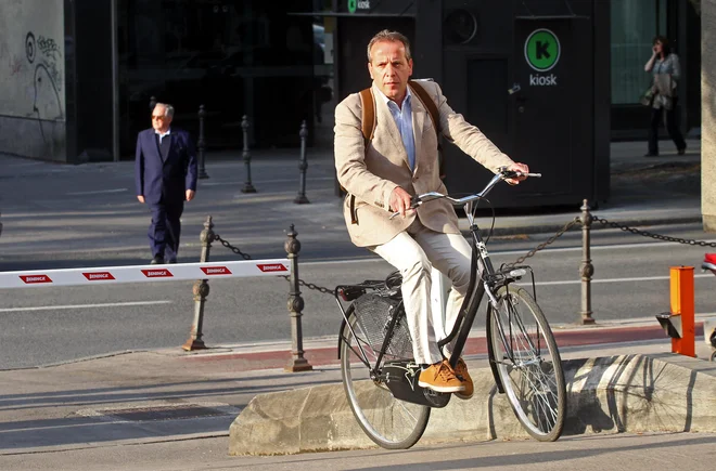 Igorja Šoltesa bo do novega mandata evropskega poslanca popeljalo le sodelovanje z Desusom, kaže anketa Ninamedije. FOTO: Blaž Samec