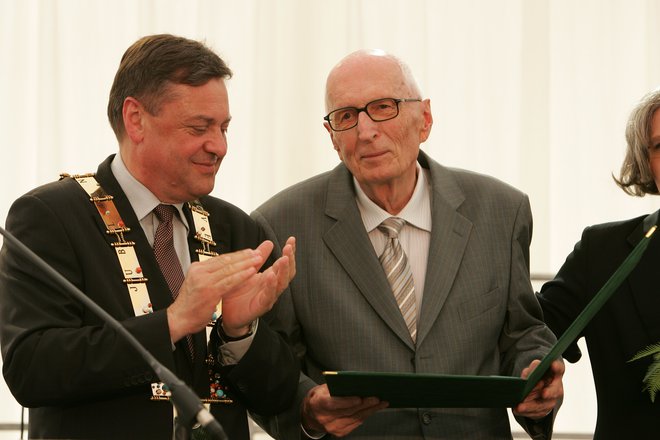 Pred desetimi leti mu je naziv častnega občana Ljubljane podelil župan Zoran Janković, sicer najbolj prepoznaven Goslarjev naslednik na mestu prvega moža velikega Mercatorja. Foto Igor Modic
