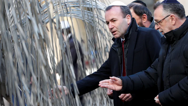 Fotografija: Kandidat za predsednika evropske komisije Manfred Weber je v Budimpešti obiskal osrednjo sinagogo. Foto Reuters