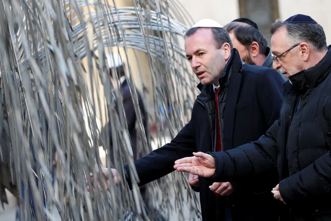 Kandidat za predsednika evropske komisije Manfred Weber je v Budimpešti obiskal osrednjo sinagogo. Foto Reuters