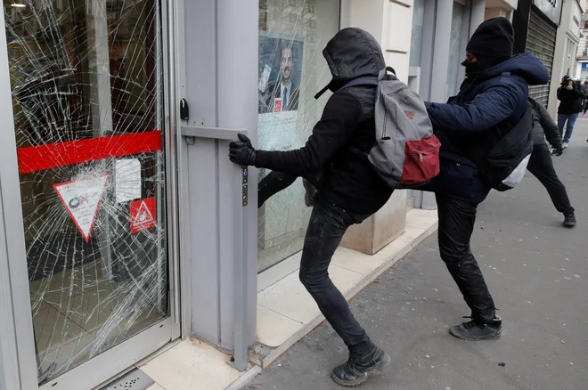 Uničujejo tudi tujo lastnino. FOTO: Reuters