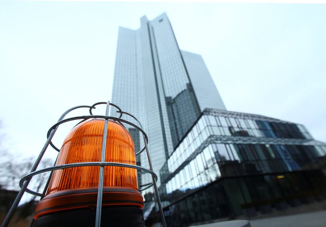 Sedež Deutsche Bank v Frankfurtu. FOTO: Ralph Orlowski/Reuters