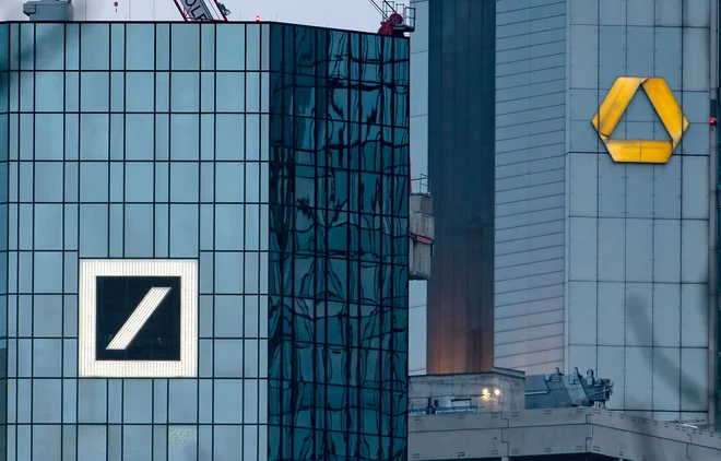 Kritiki opozarjajo, da iz dveh majavih bank ne bo nujno nastala ena trdna. FOTO: Frank Rumpenhorst/AFP
